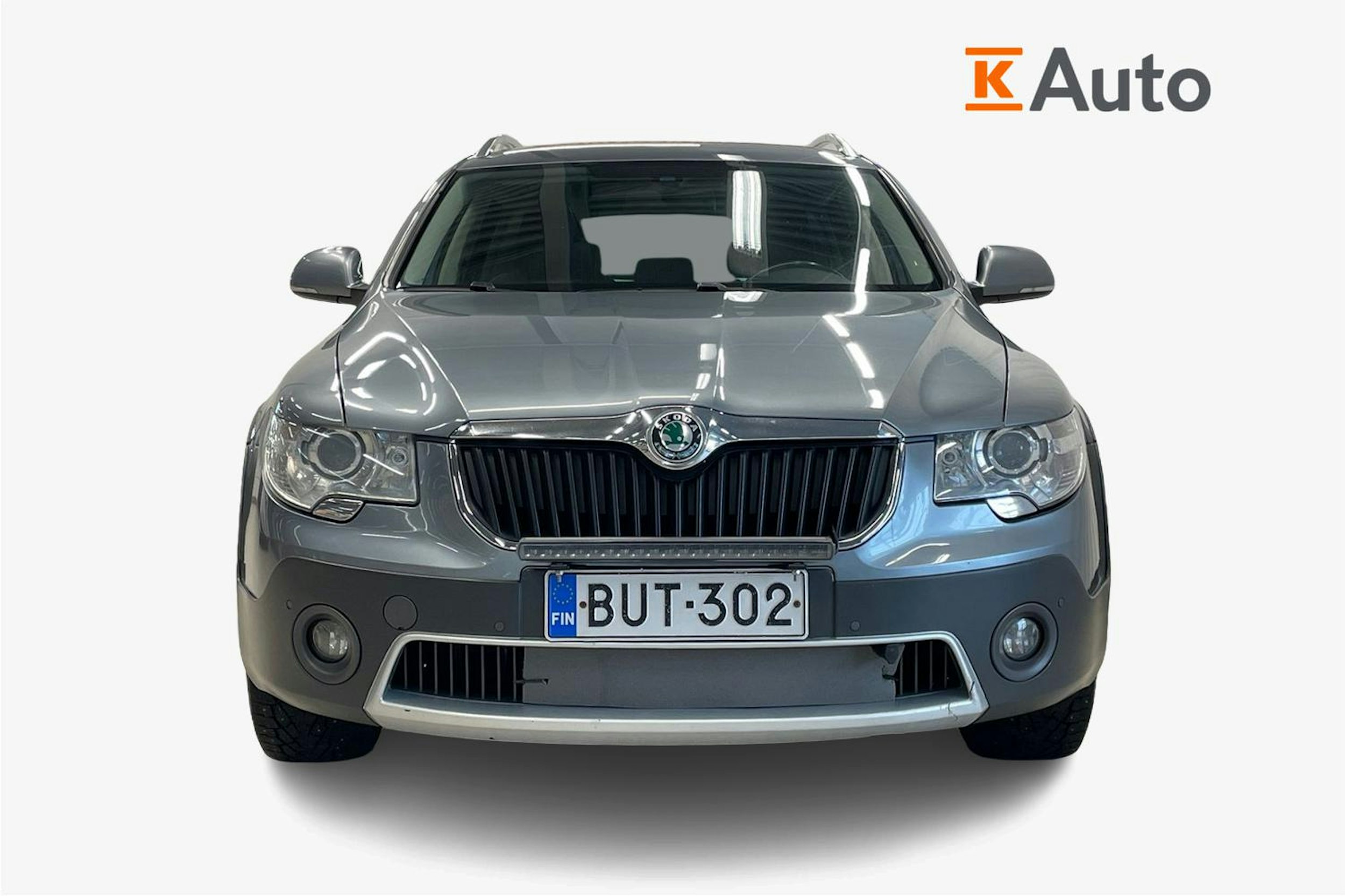 Harmaa Skoda Superb 2013 kuva 5.