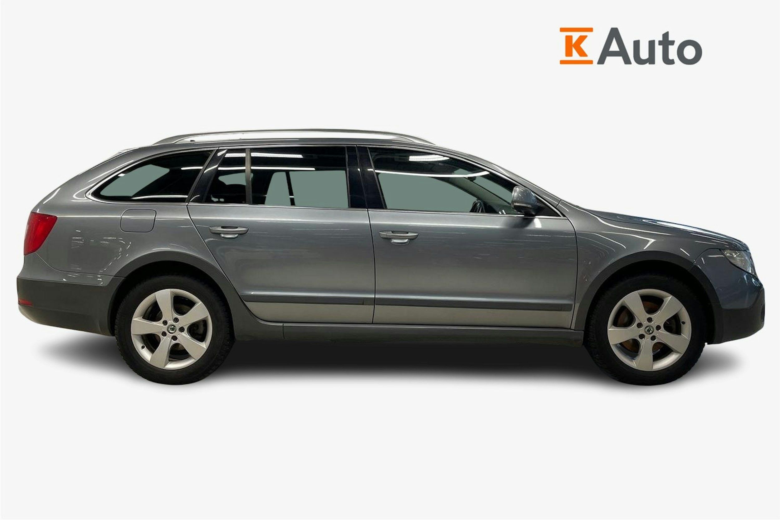 Harmaa Skoda Superb 2013 kuva 6.