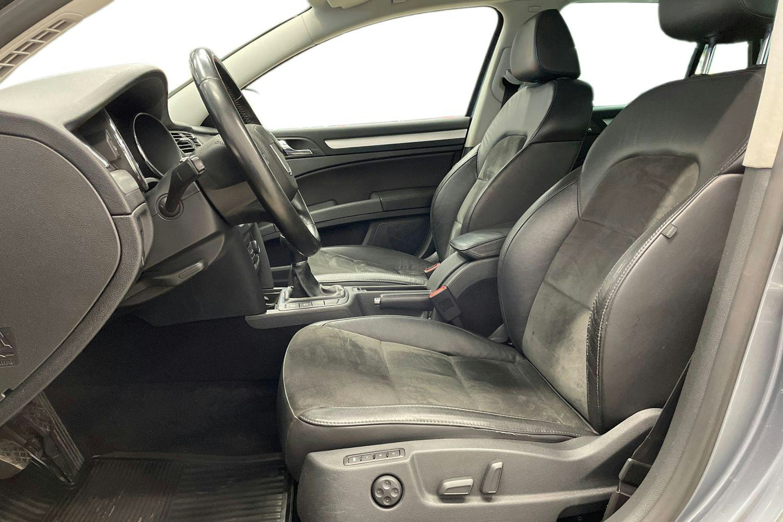 Harmaa Skoda Superb 2013 kuva 7.