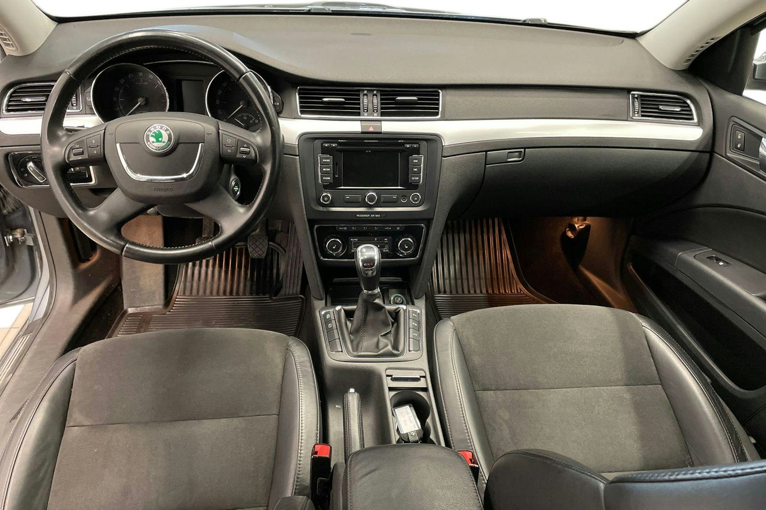 Harmaa Skoda Superb 2013 kuva 9.