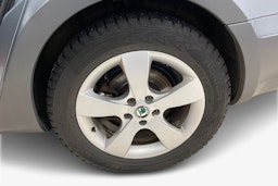 Harmaa Skoda Superb 2013 kuva 11.