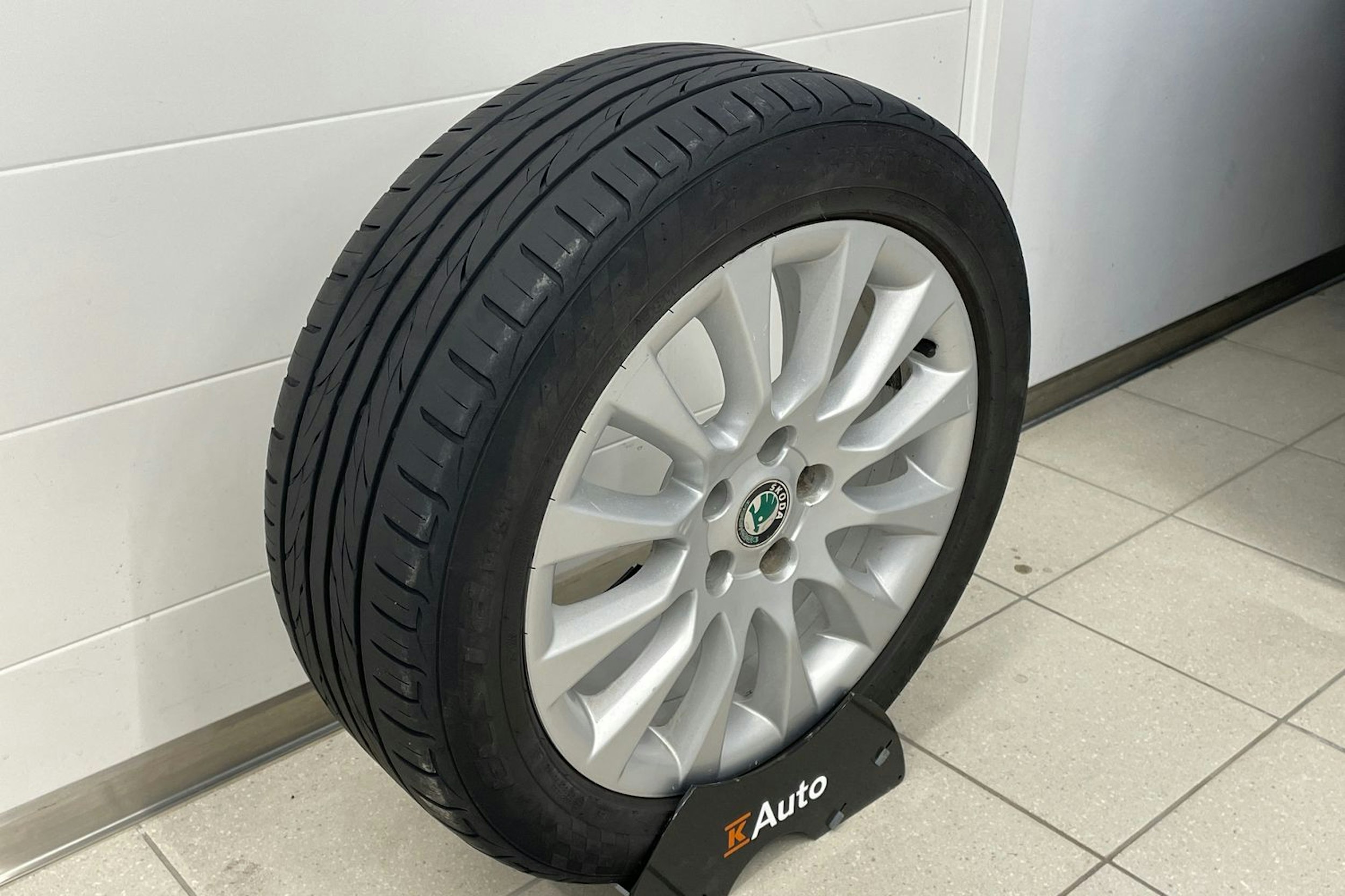 Harmaa Skoda Superb 2013 kuva 13.