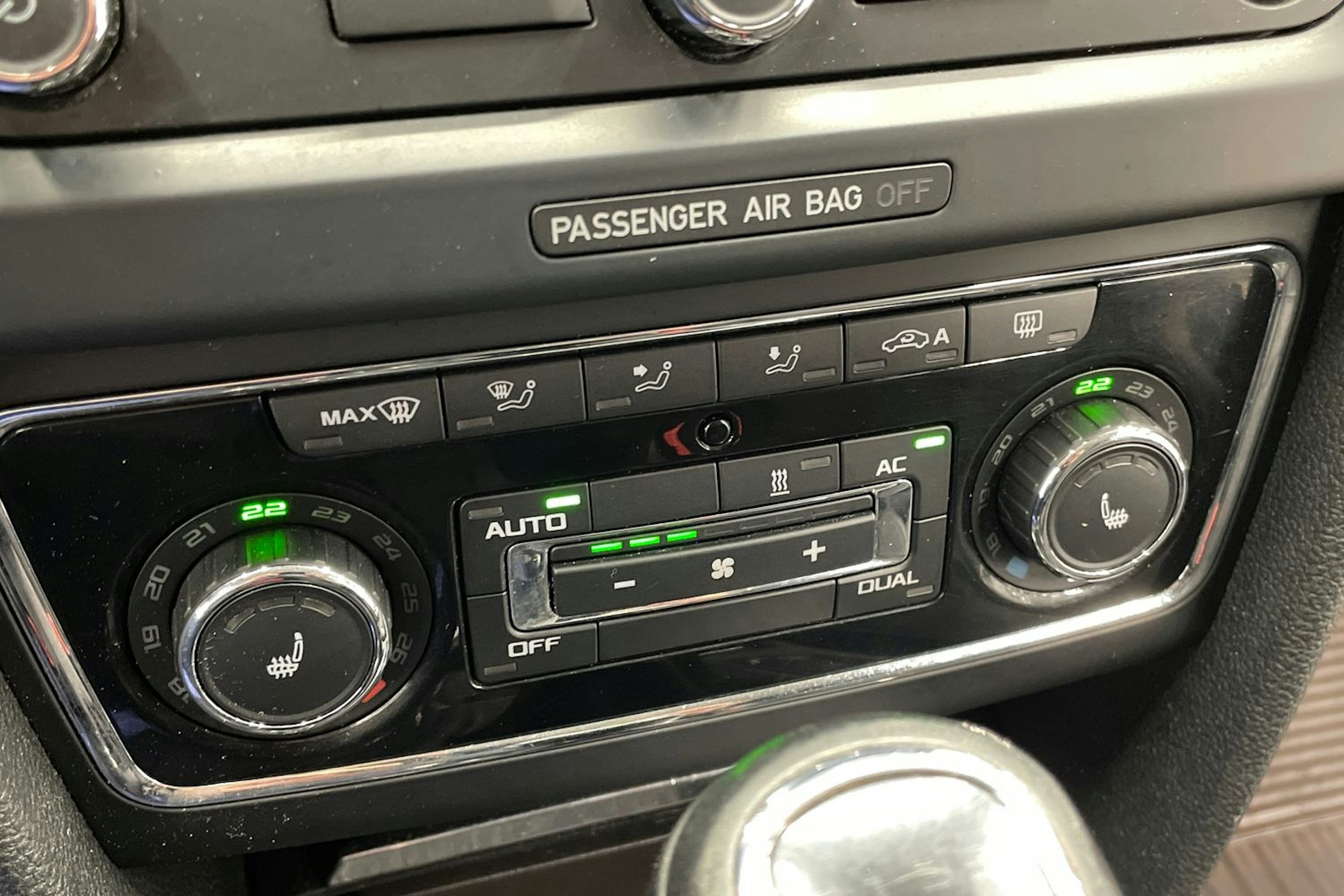 Harmaa Skoda Superb 2013 kuva 18.