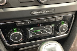 Harmaa Skoda Superb 2013 kuva 18.