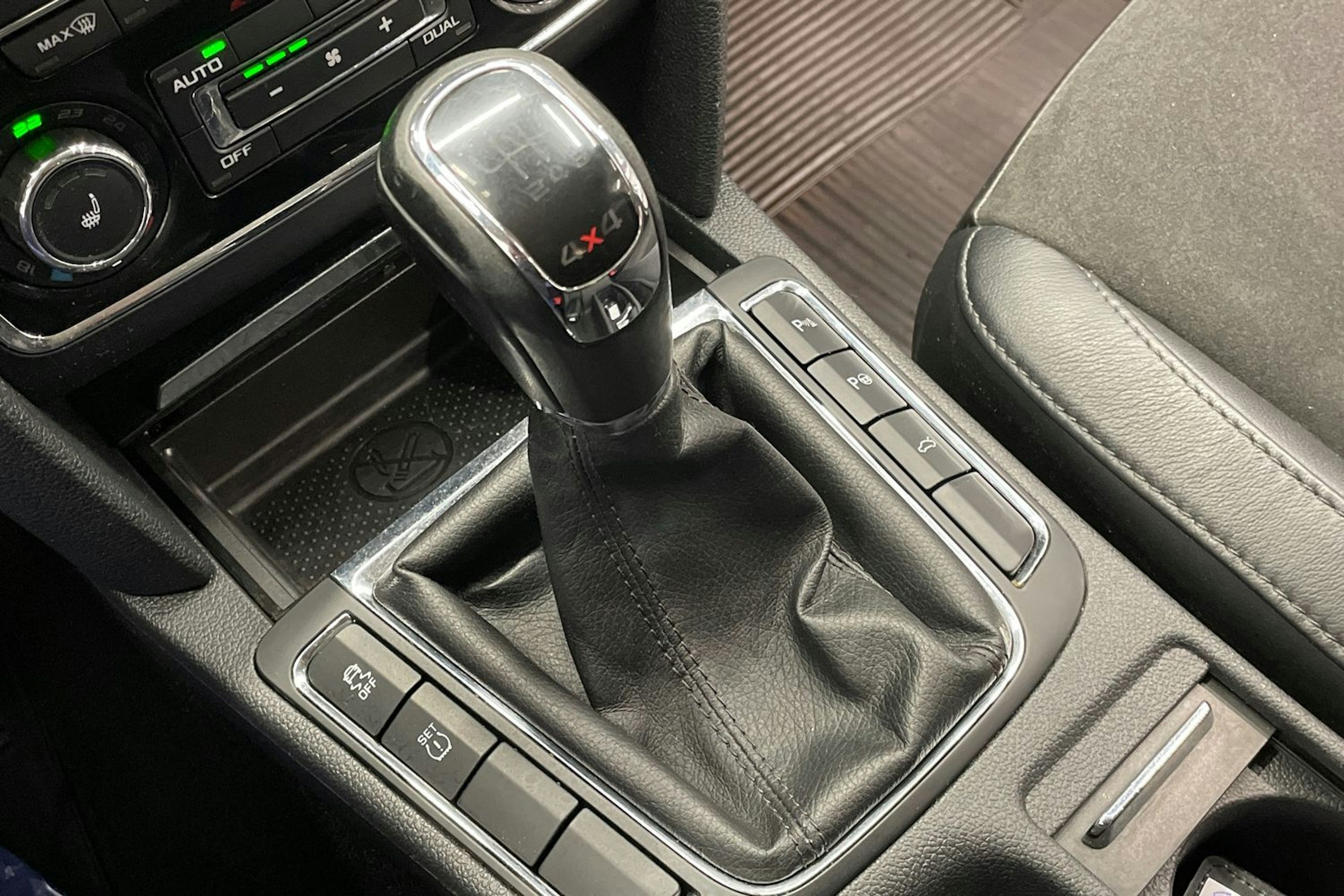 Harmaa Skoda Superb 2013 kuva 19.