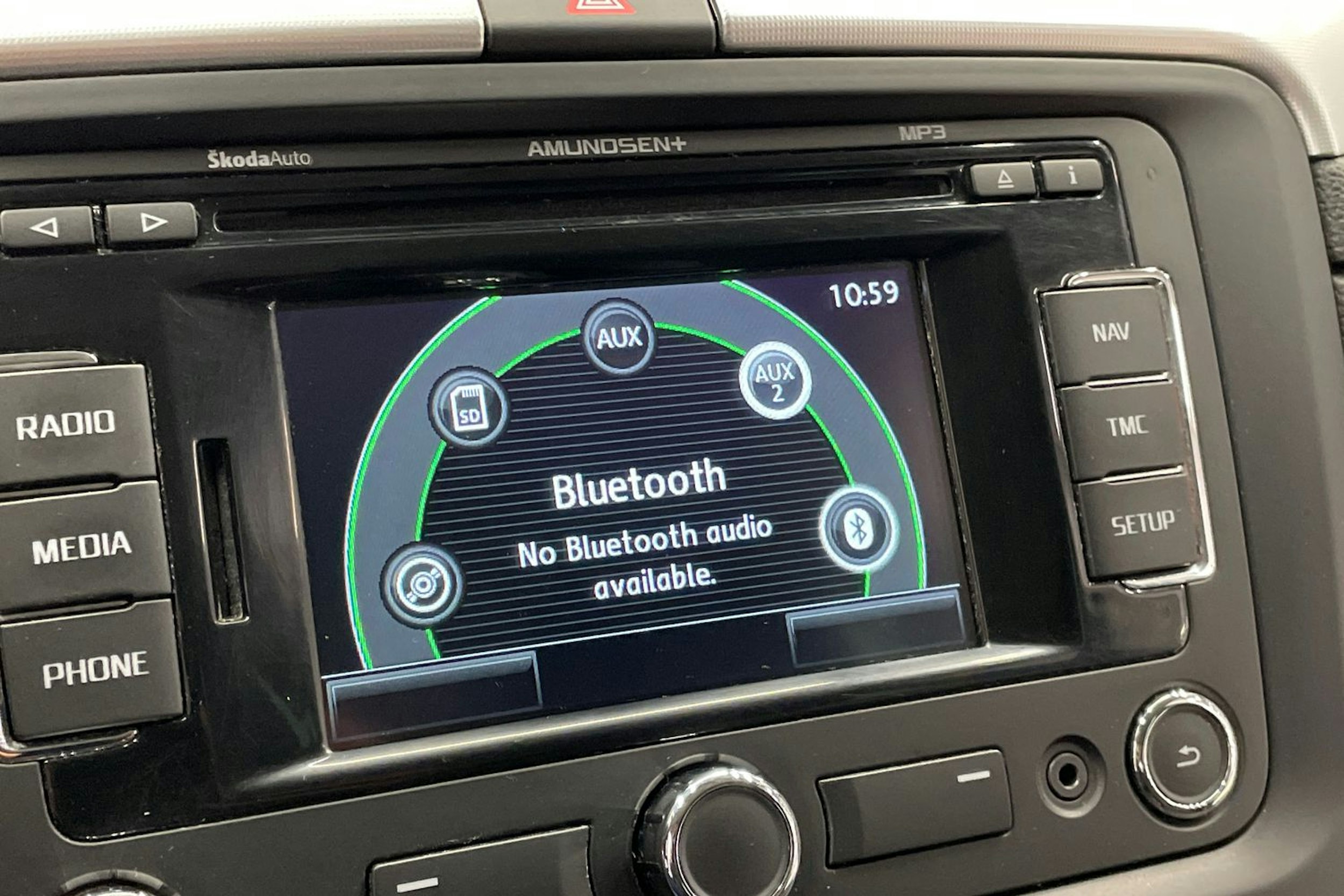 Harmaa Skoda Superb 2013 kuva 21.