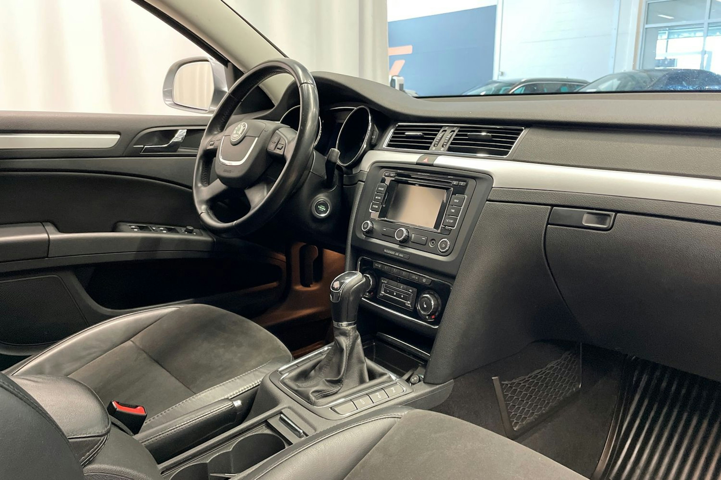 Harmaa Skoda Superb 2013 kuva 24.