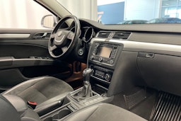 Harmaa Skoda Superb 2013 kuva 24.