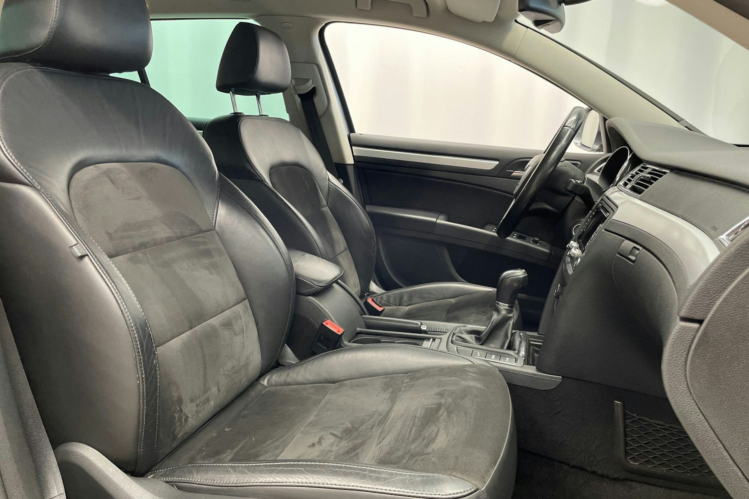 Harmaa Skoda Superb 2013 kuva 25.