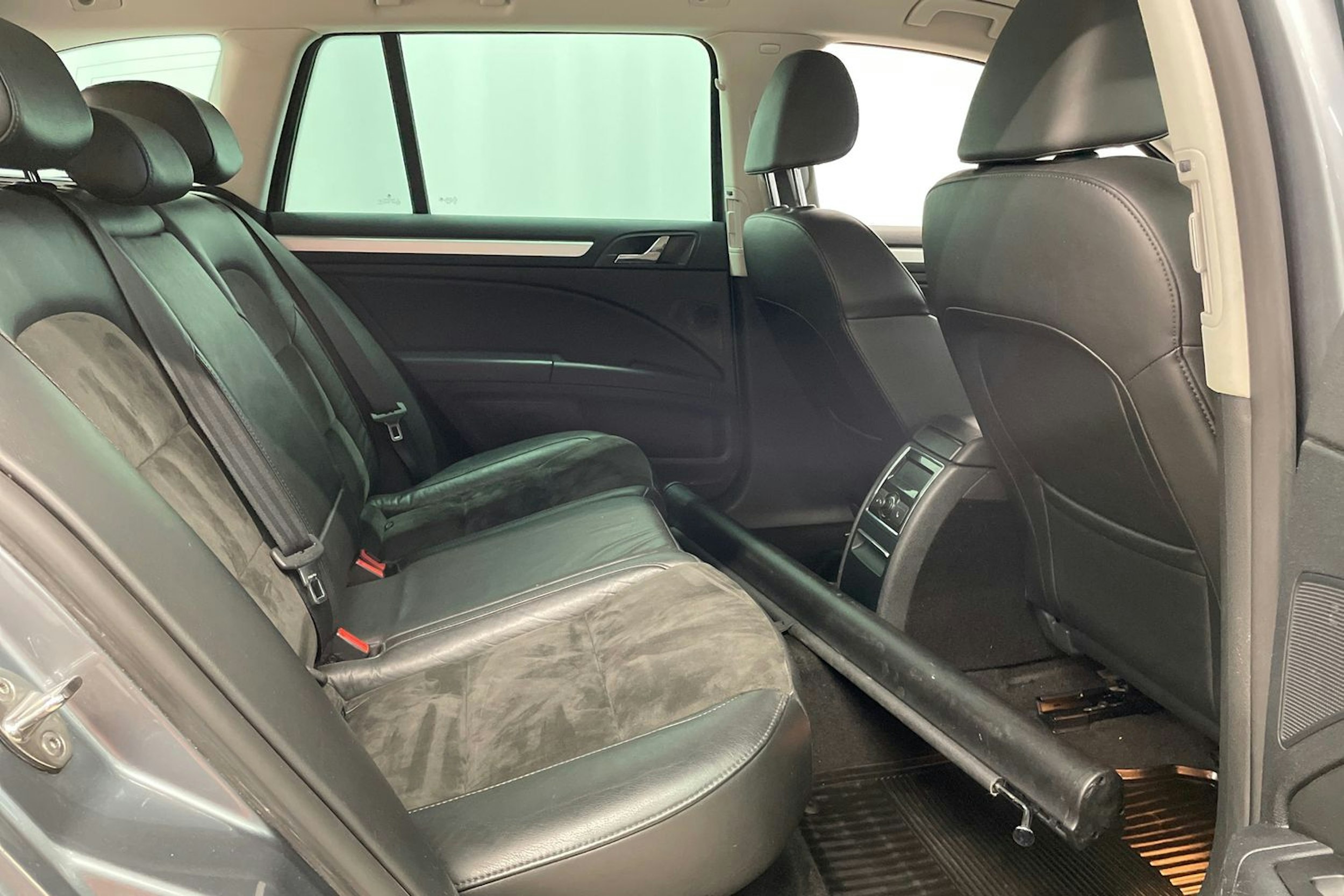 Harmaa Skoda Superb 2013 kuva 26.