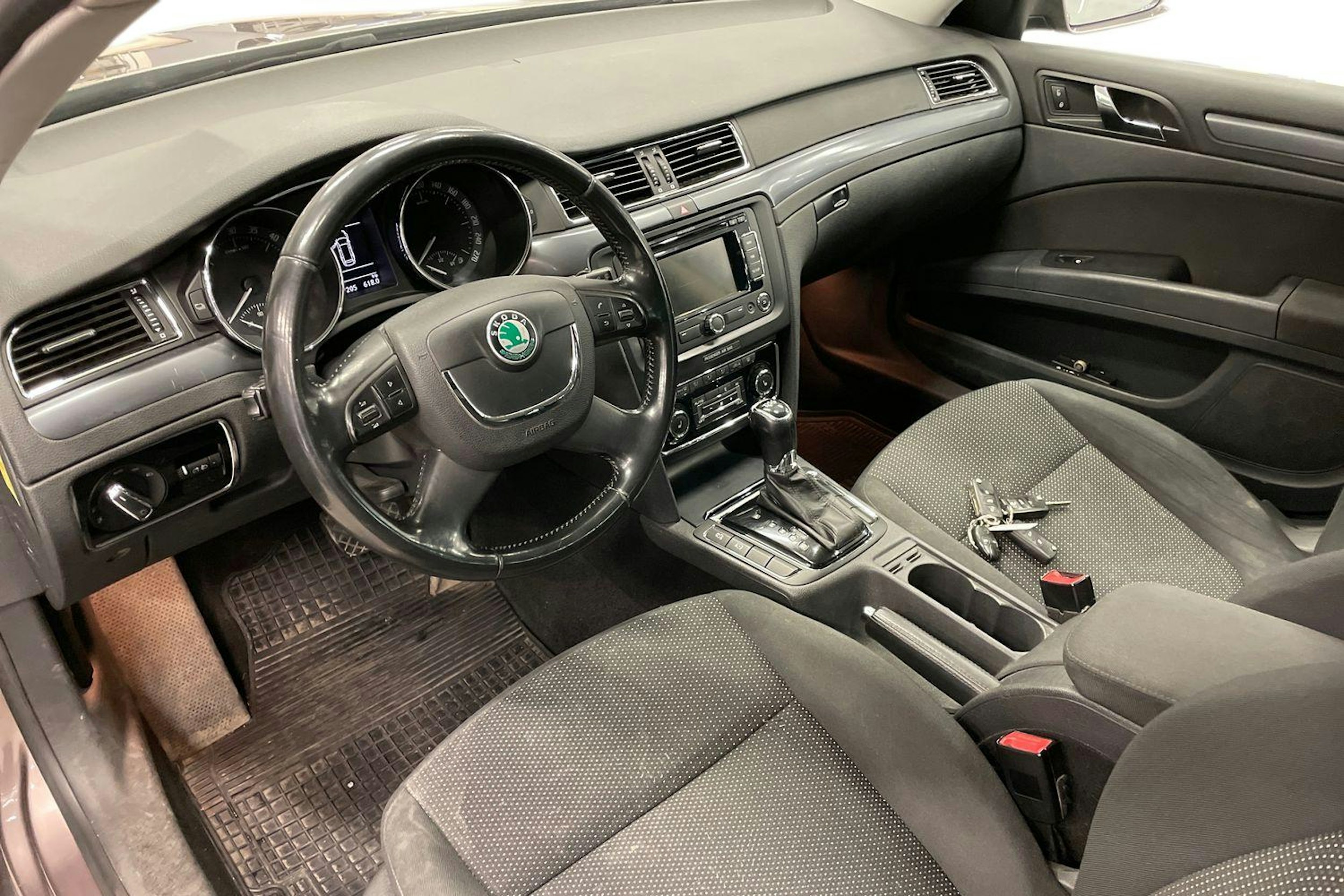 Ruskea (beige) Skoda Superb 2013 kuva 6.