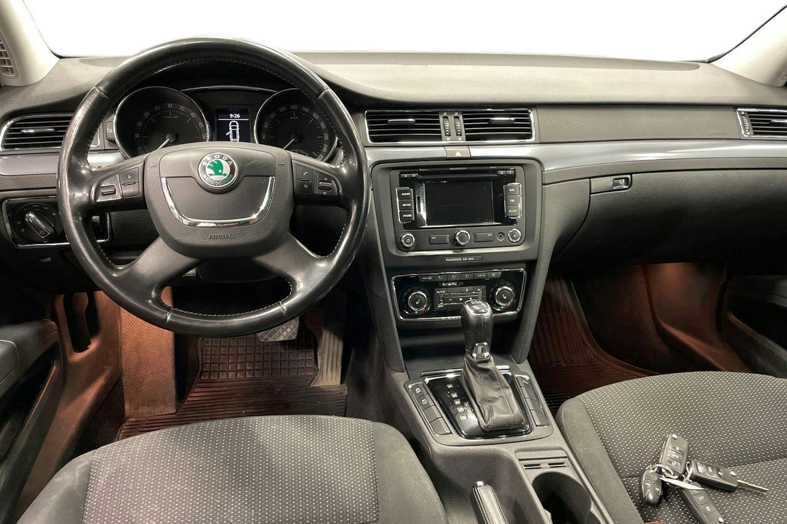 Ruskea (beige) Skoda Superb 2013 kuva 7.