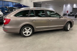 Ruskea (beige) Skoda Superb 2013 kuva 12.