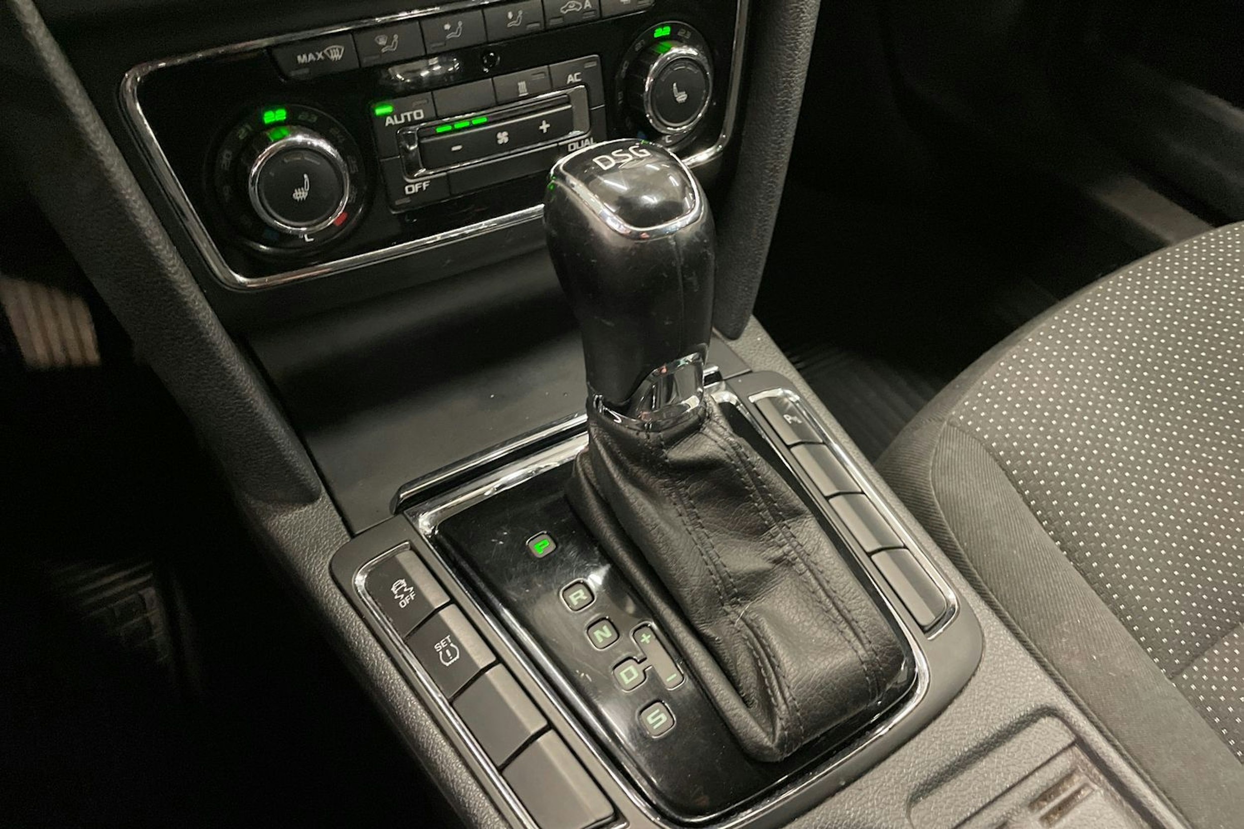 Ruskea (beige) Skoda Superb 2013 kuva 19.