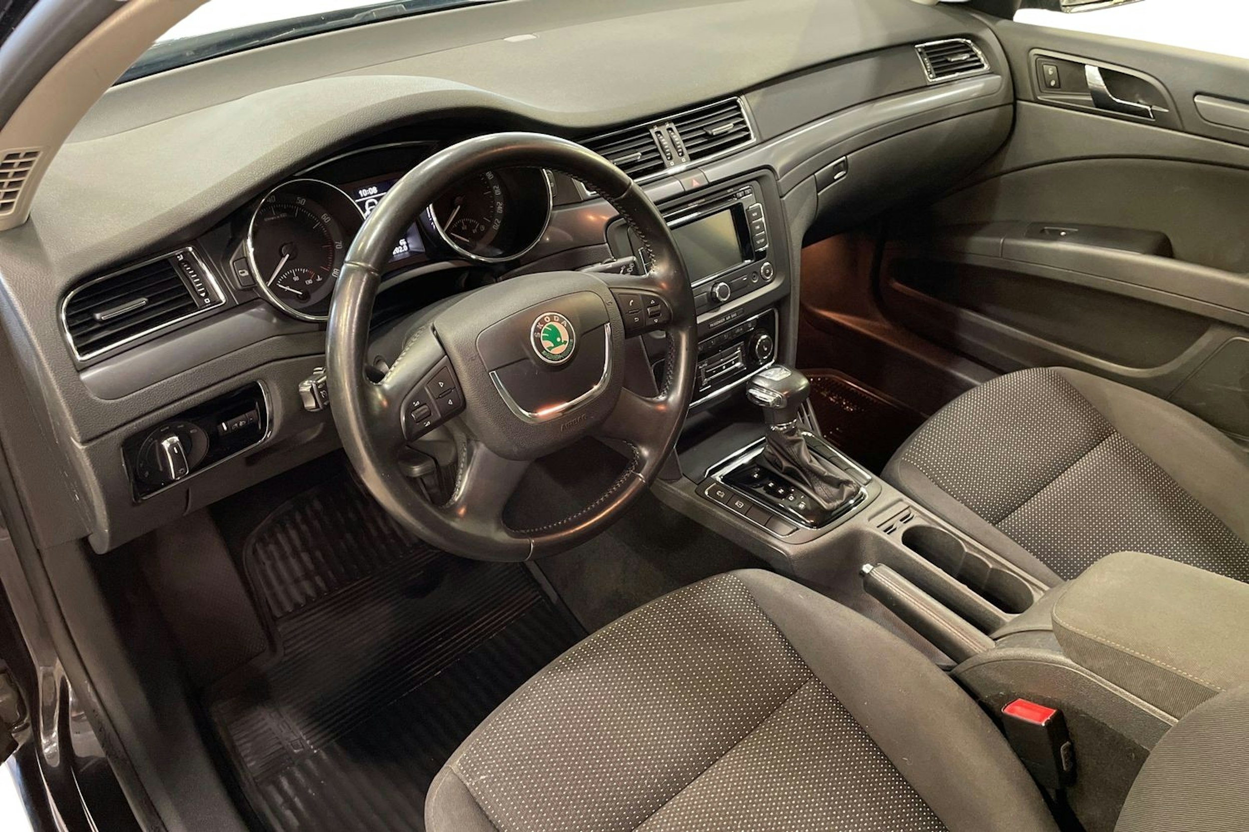 musta Skoda Superb 2013 kuva 7.