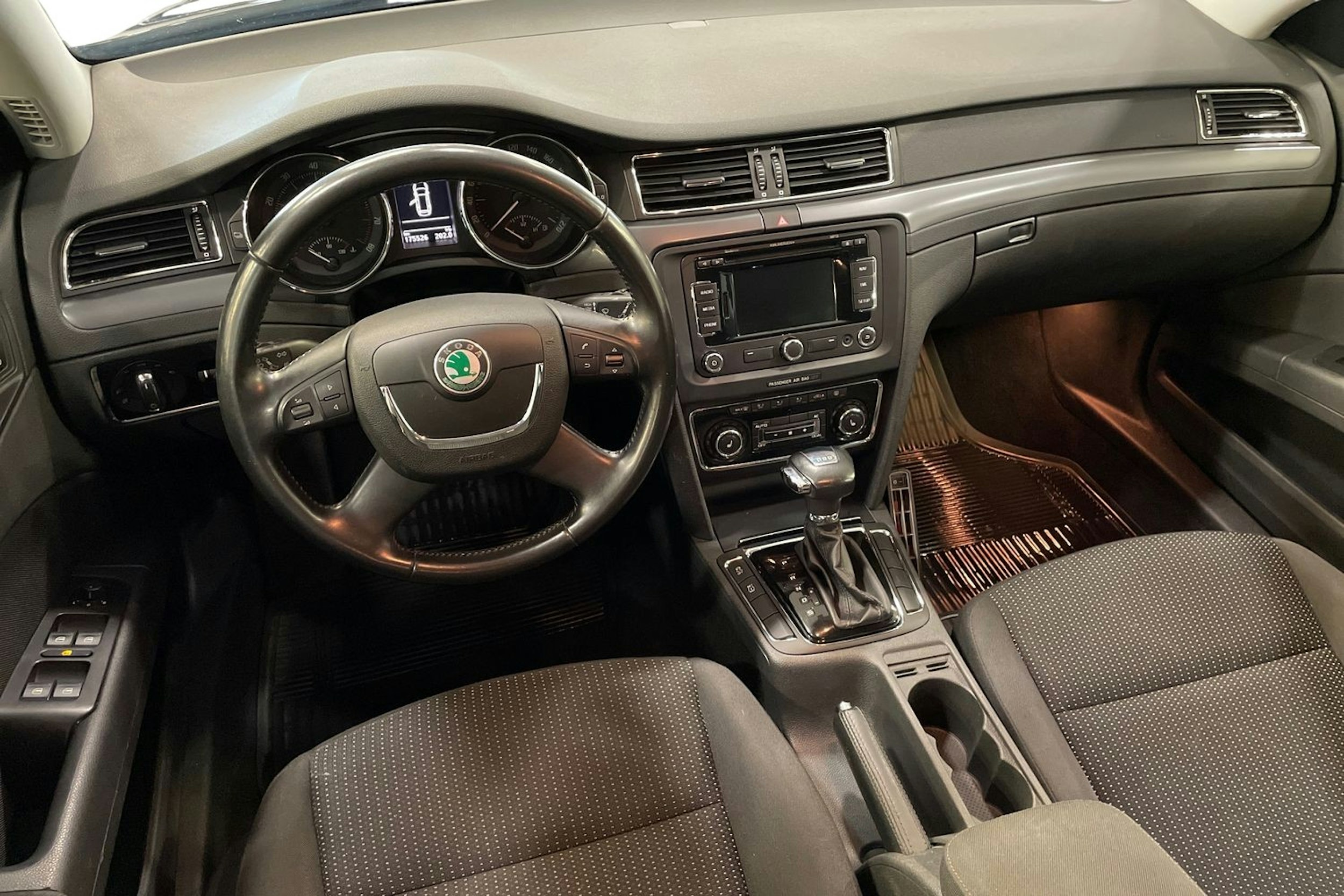 musta Skoda Superb 2013 kuva 9.
