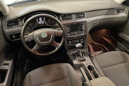 musta Skoda Superb 2013 kuva 9.