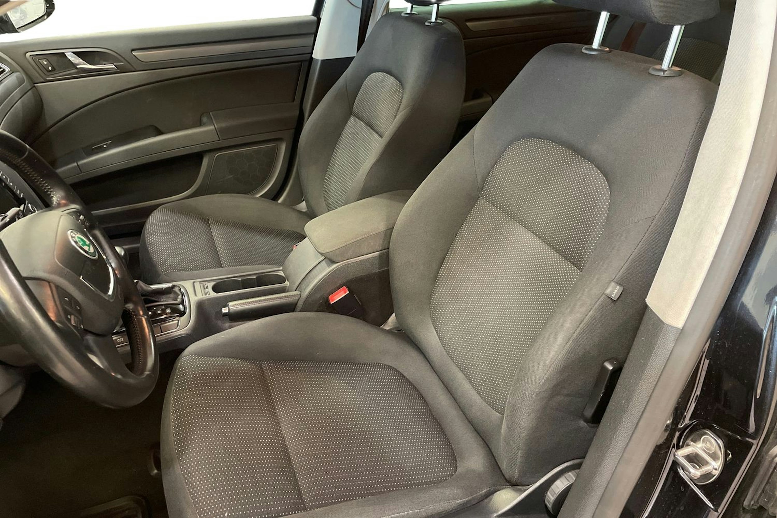 musta Skoda Superb 2013 kuva 10.