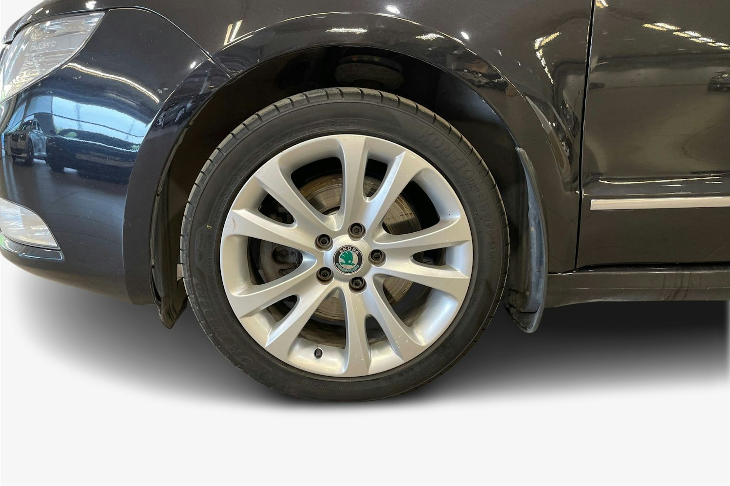musta Skoda Superb 2013 kuva 11.