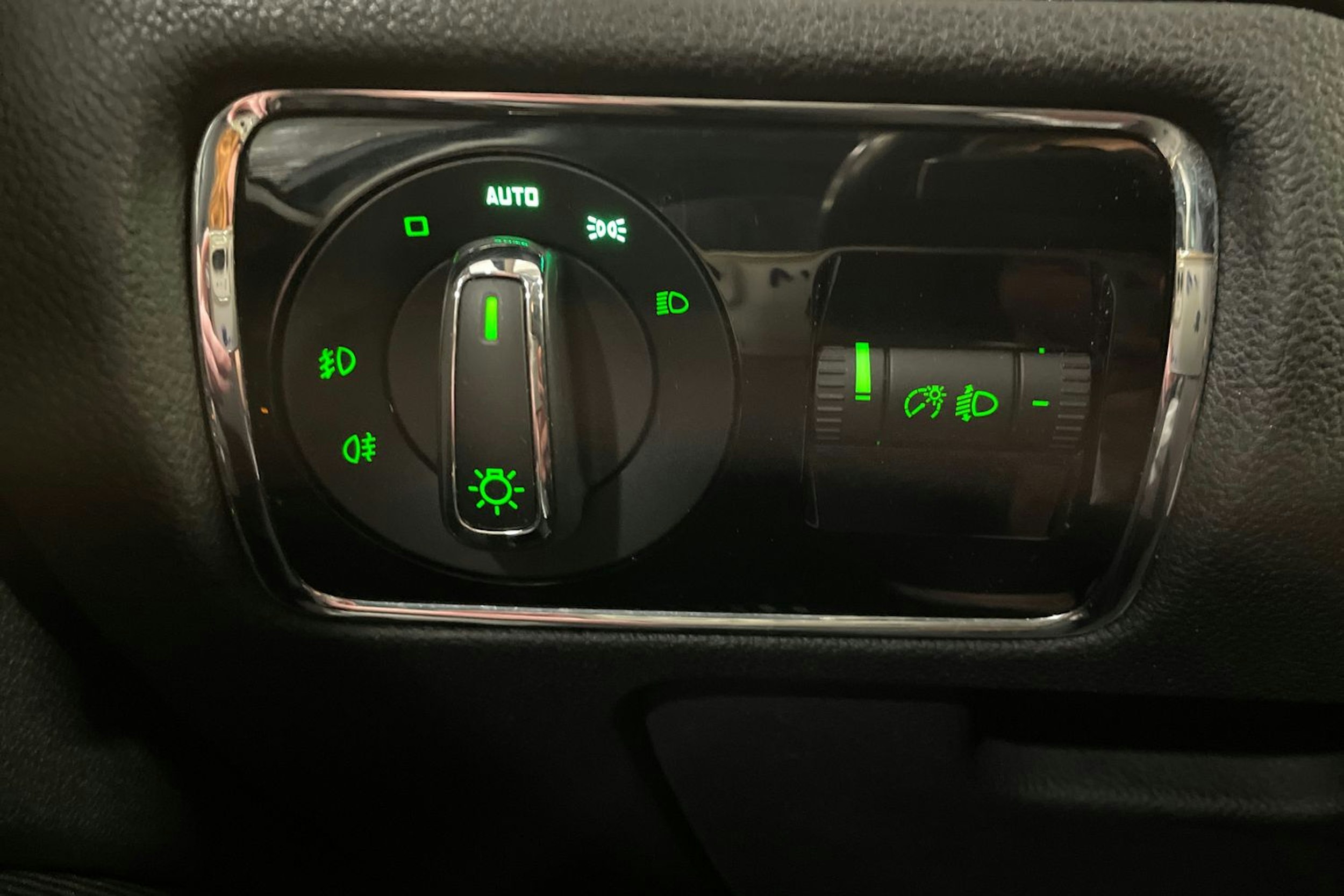 musta Skoda Superb 2013 kuva 18.