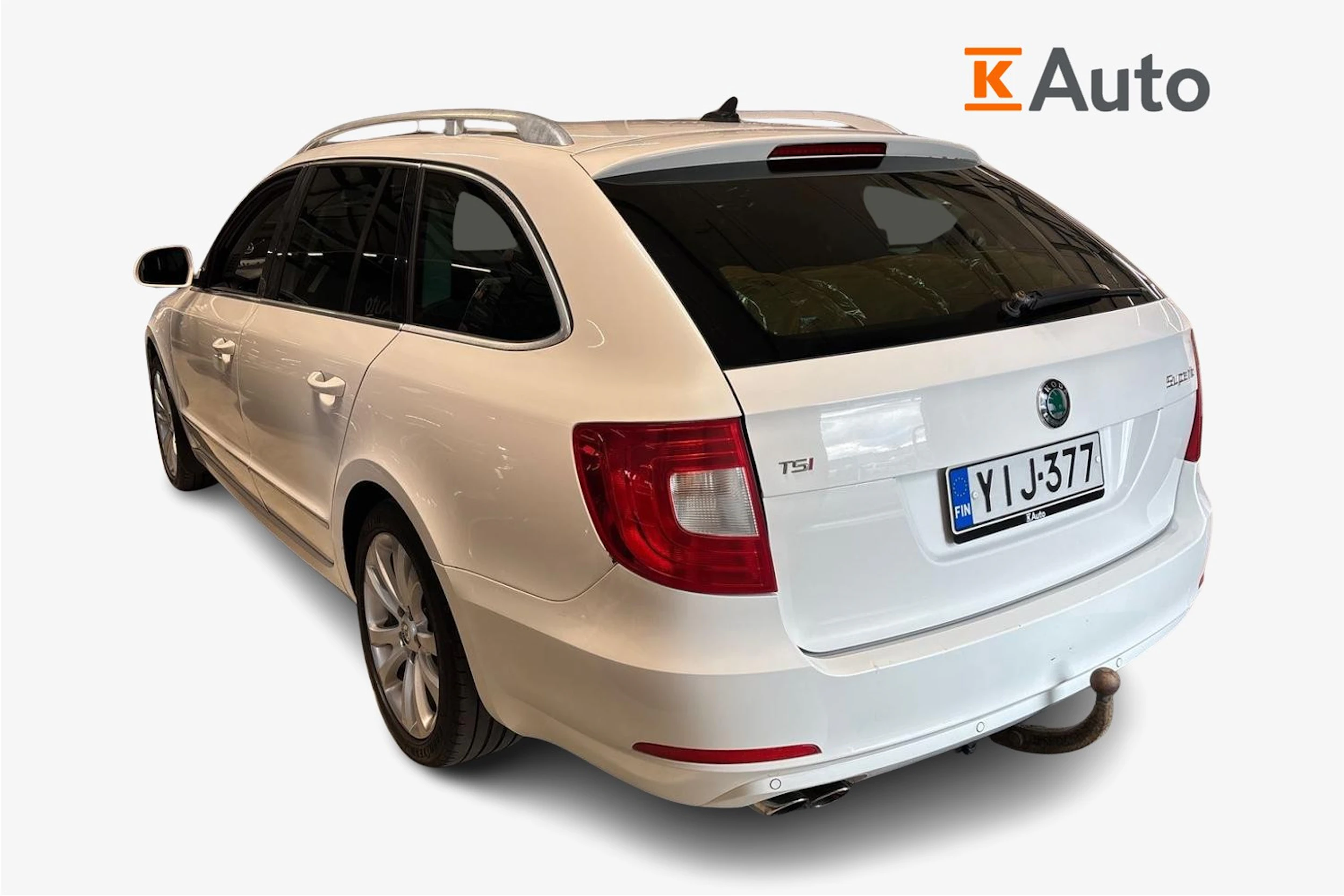 valkoinen Skoda Superb 2013 kuva 2.