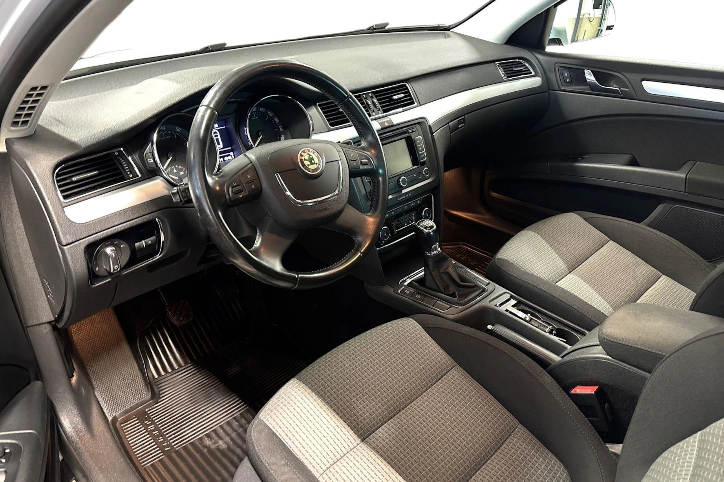valkoinen Skoda Superb 2013 kuva 3.