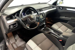 valkoinen Skoda Superb 2013 kuva 3.