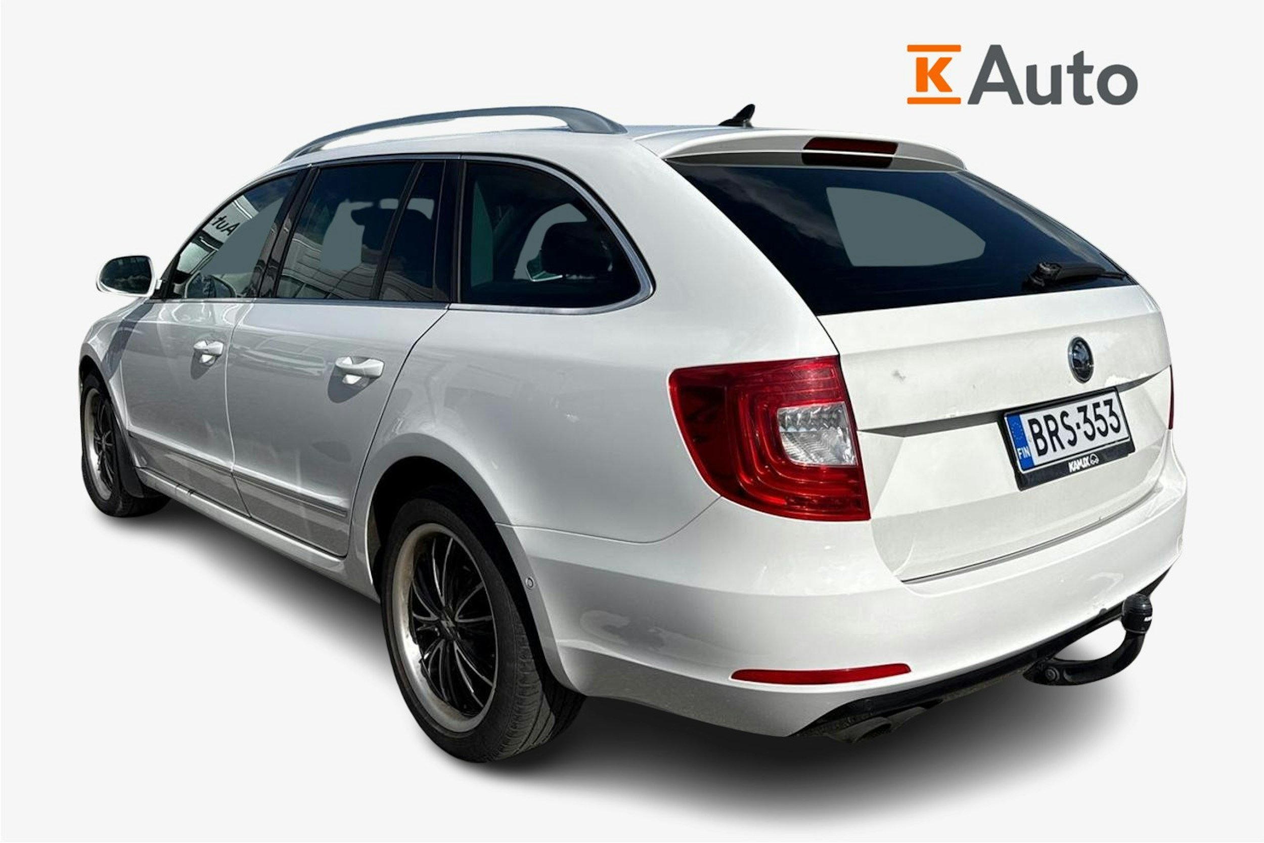 Valkoinen Skoda Superb 2014 kuva 2.