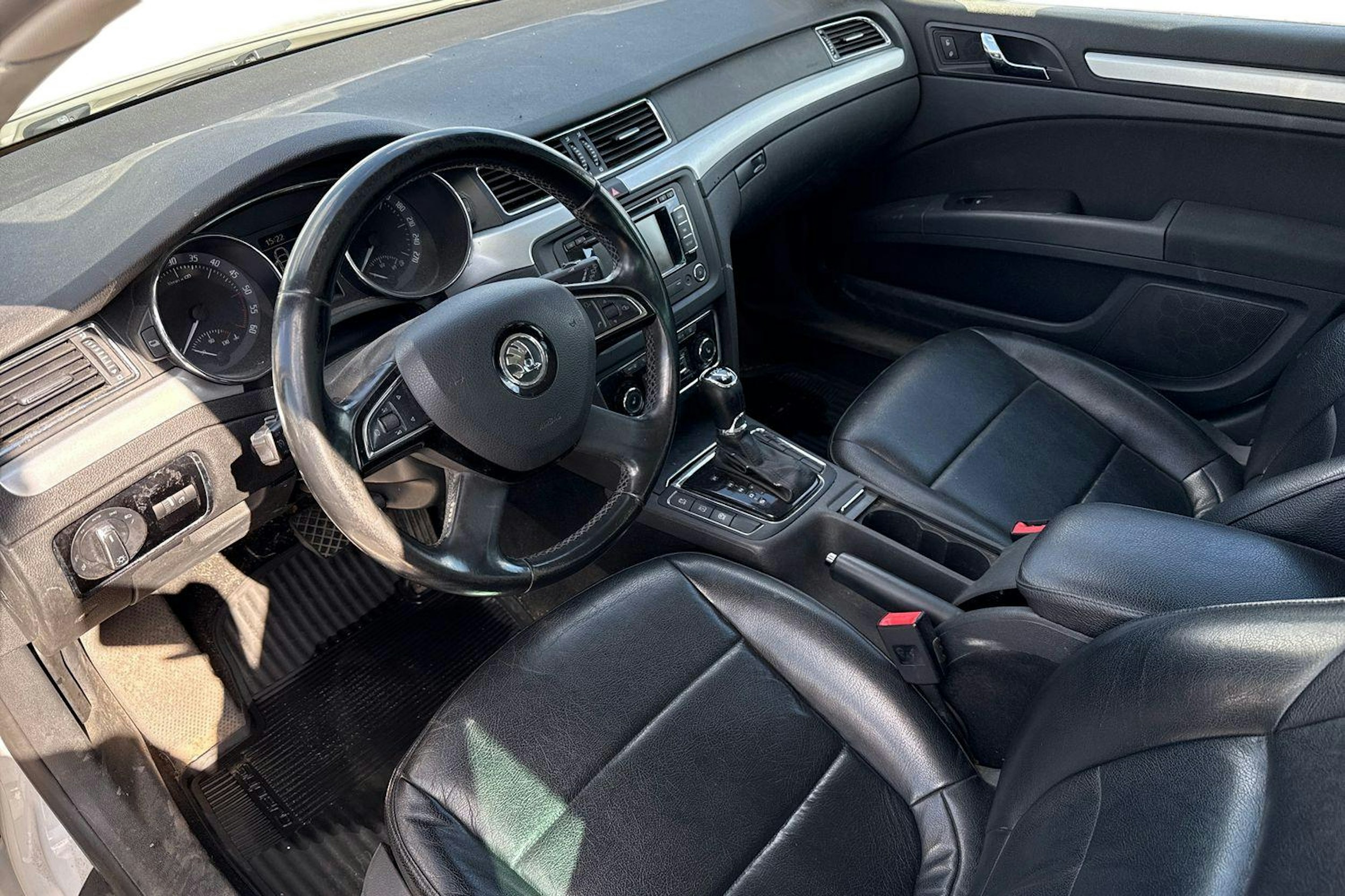 Valkoinen Skoda Superb 2014 kuva 3.