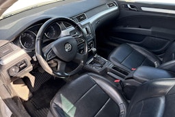 Valkoinen Skoda Superb 2014 kuva 3.