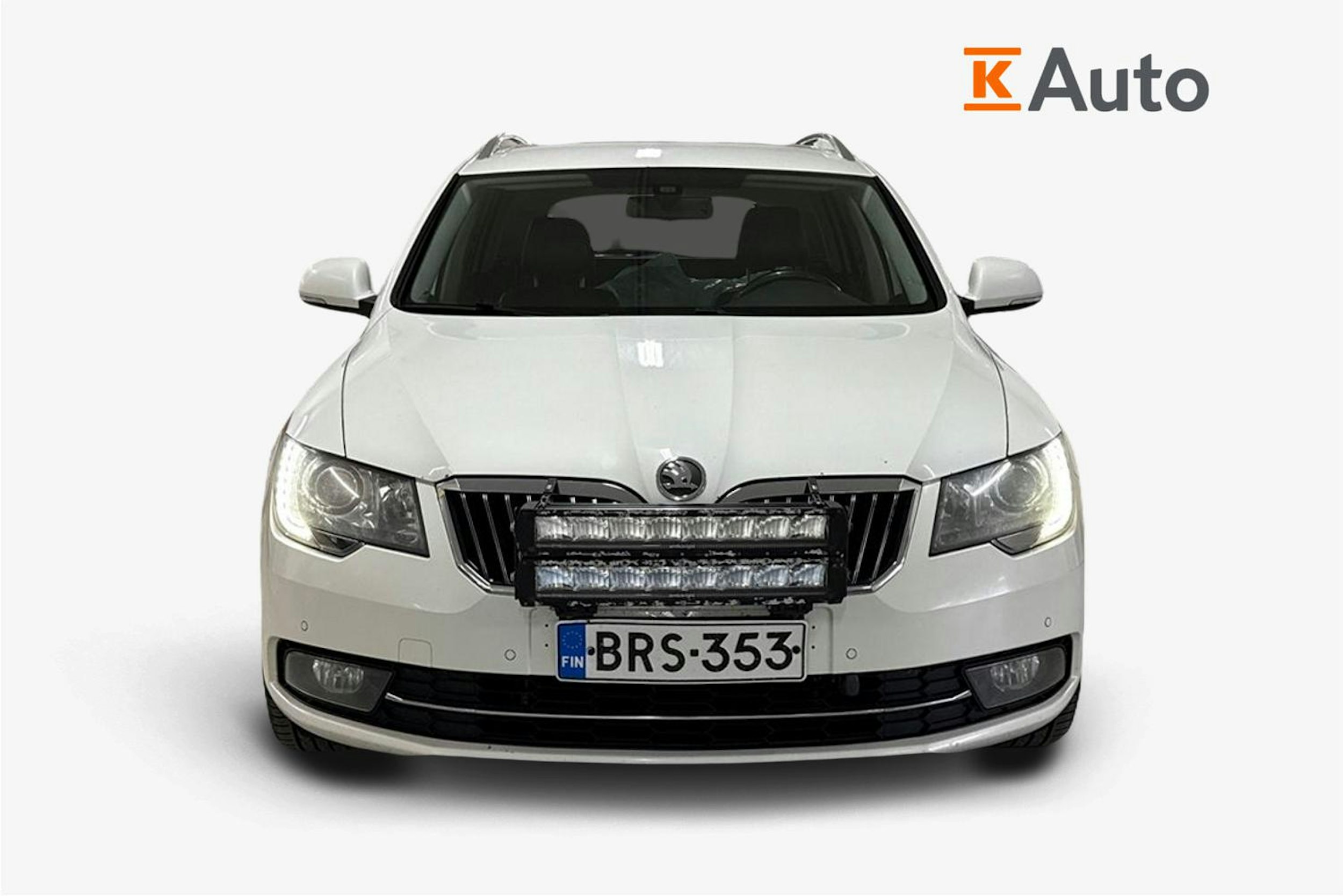 Valkoinen Skoda Superb 2014 kuva 5.