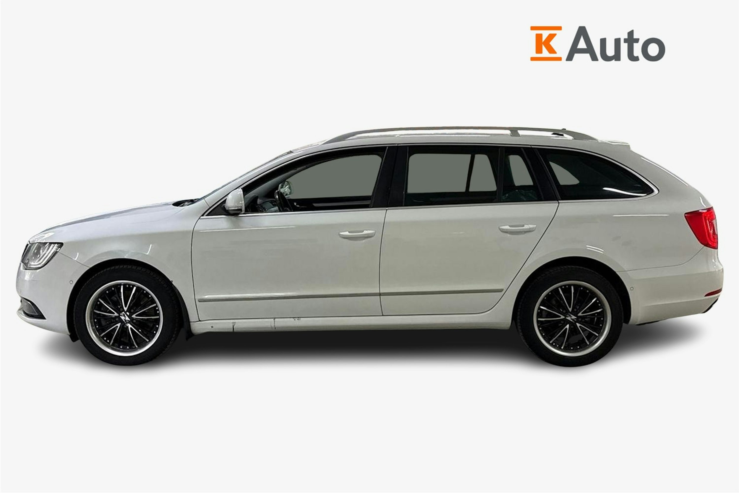 Valkoinen Skoda Superb 2014 kuva 6.