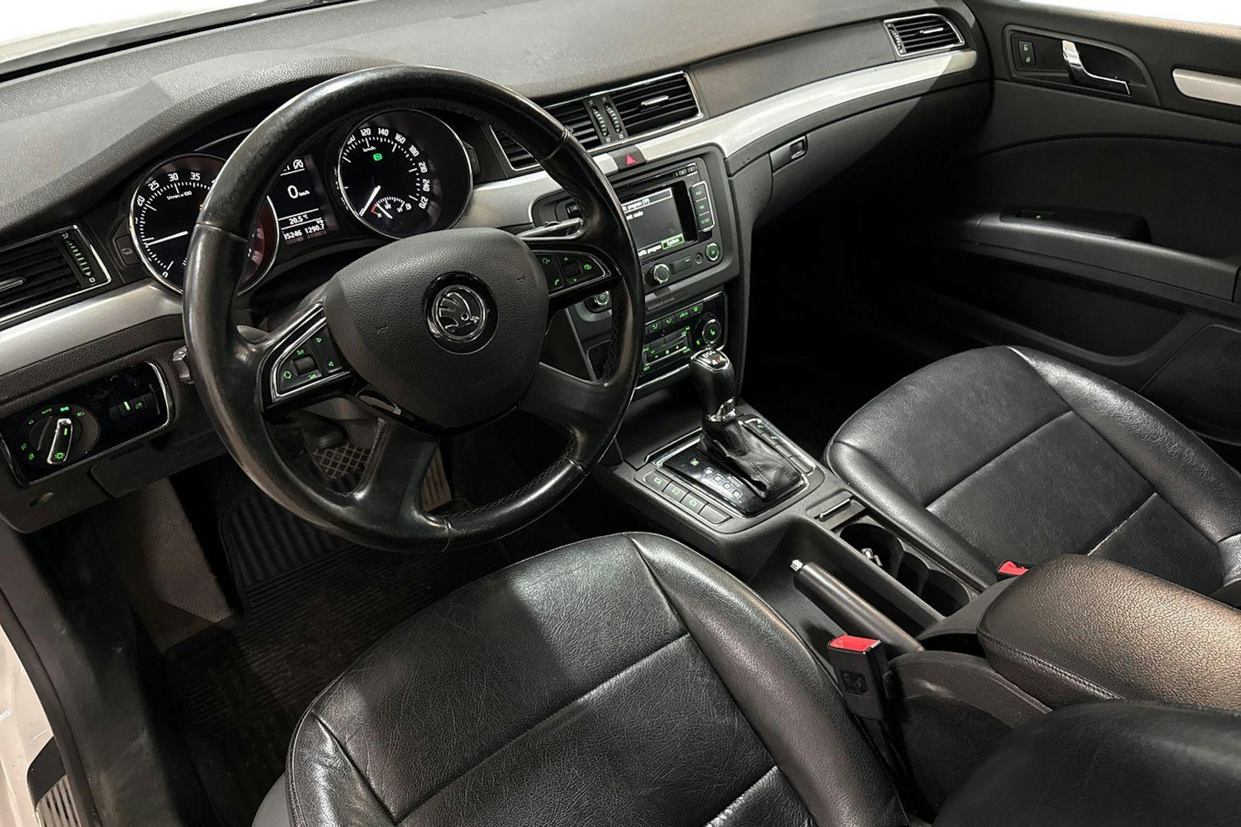 Valkoinen Skoda Superb 2014 kuva 7.