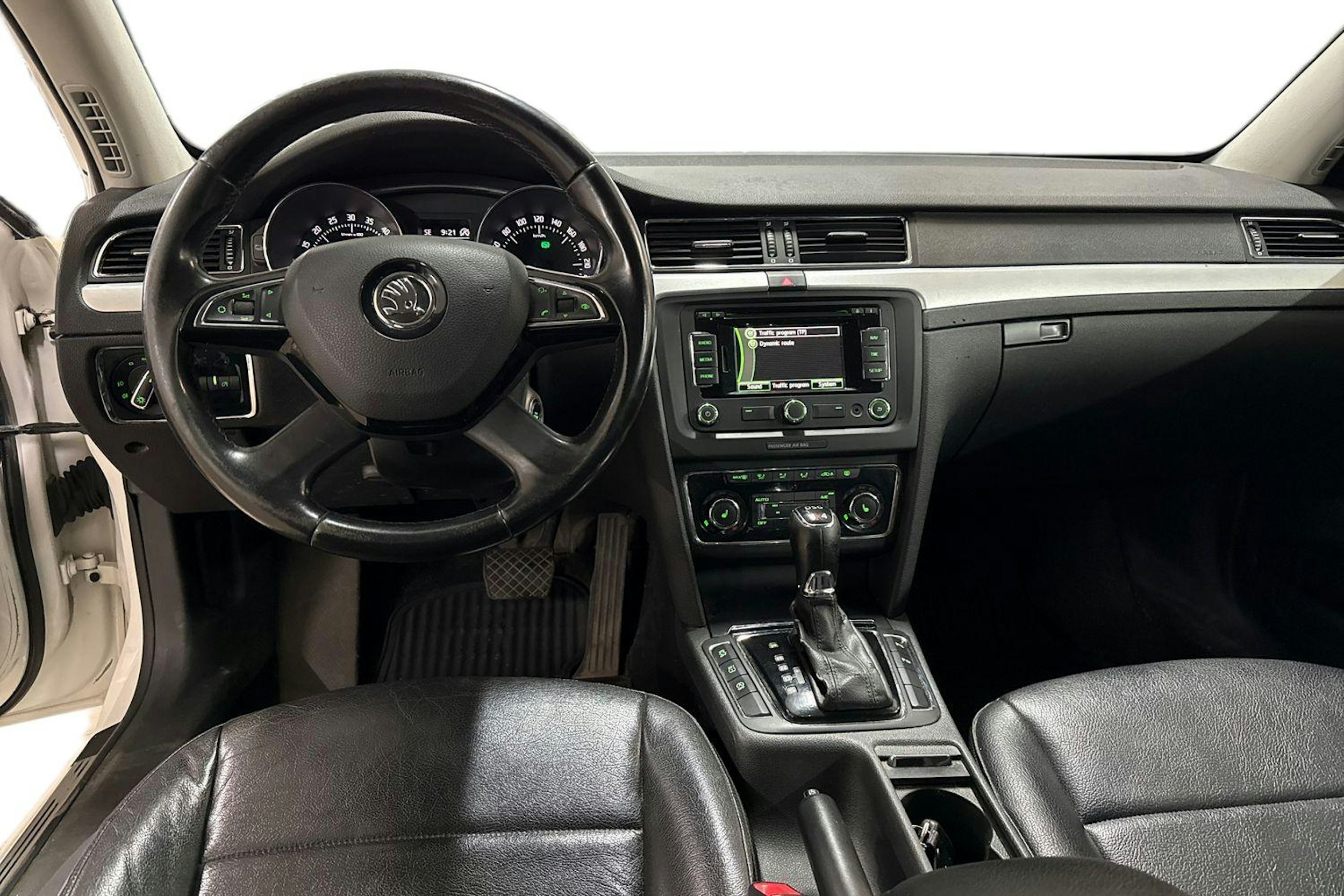 Valkoinen Skoda Superb 2014 kuva 9.