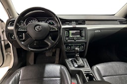 Valkoinen Skoda Superb 2014 kuva 9.