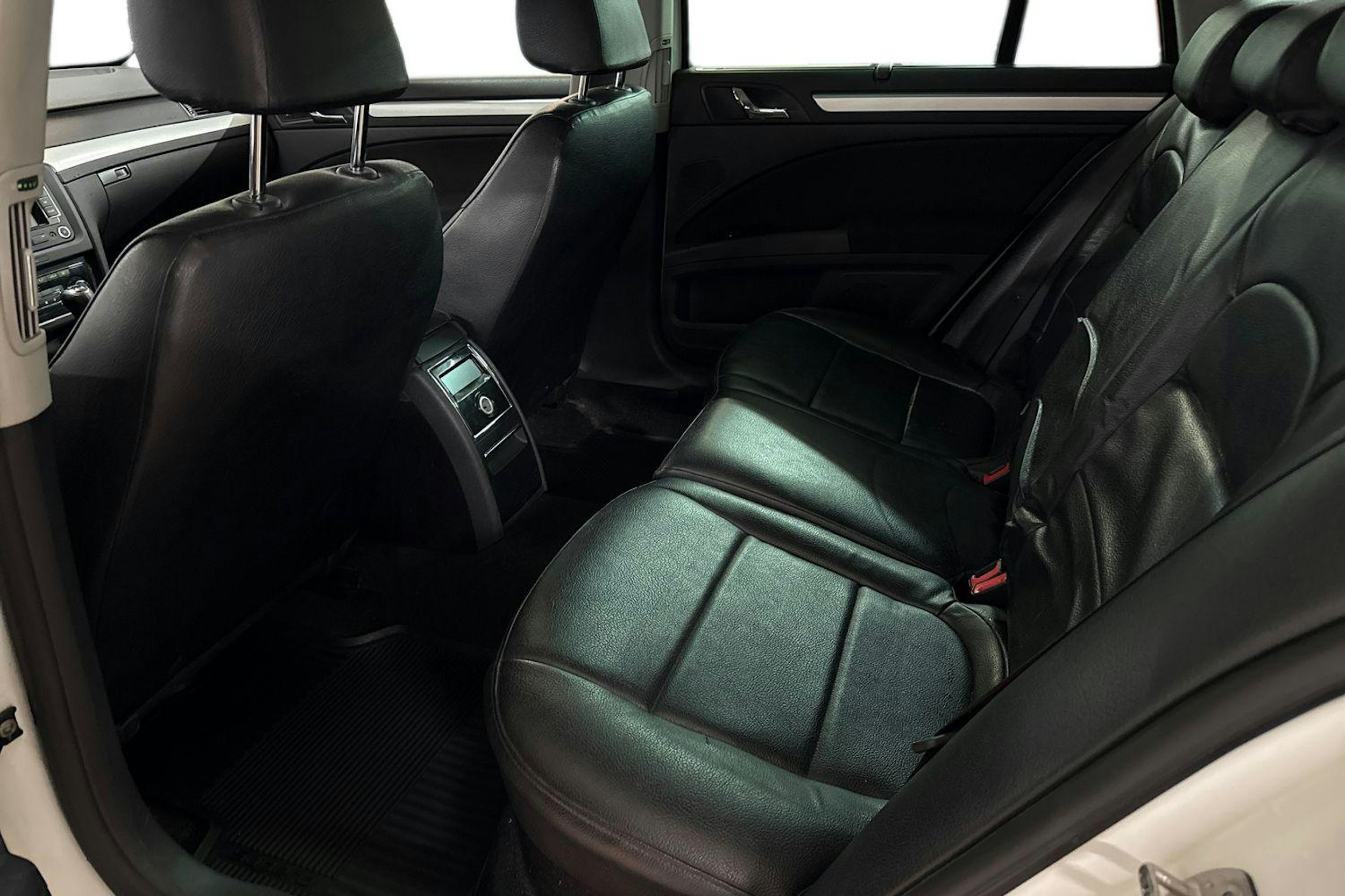 Valkoinen Skoda Superb 2014 kuva 10.