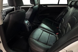 Valkoinen Skoda Superb 2014 kuva 10.