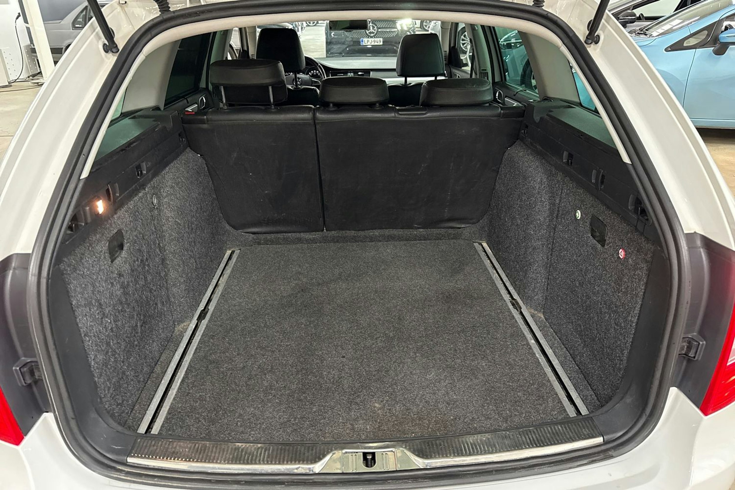 Valkoinen Skoda Superb 2014 kuva 14.