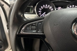 Valkoinen Skoda Superb 2014 kuva 16.
