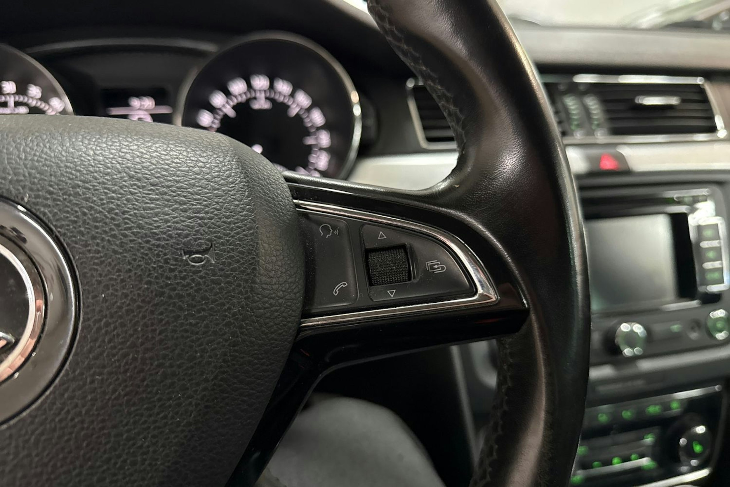 Valkoinen Skoda Superb 2014 kuva 17.