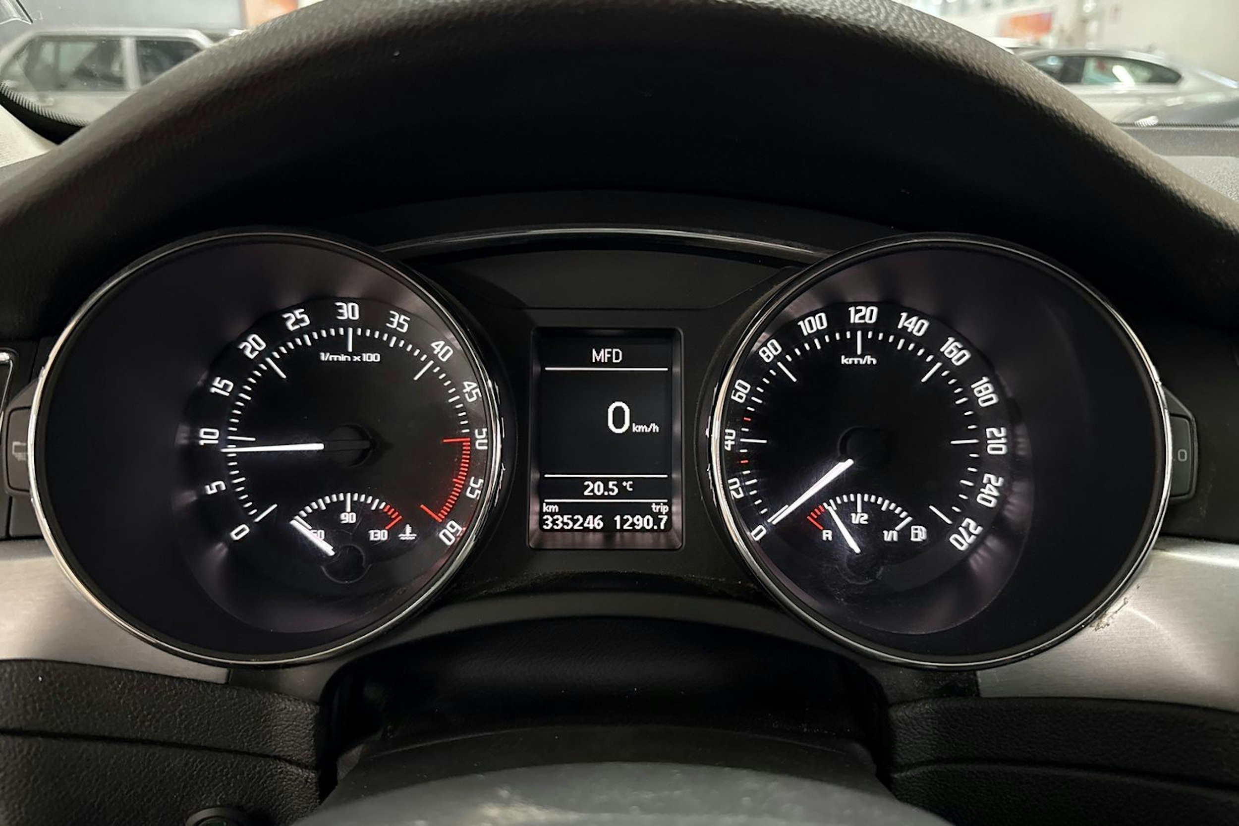 Valkoinen Skoda Superb 2014 kuva 18.