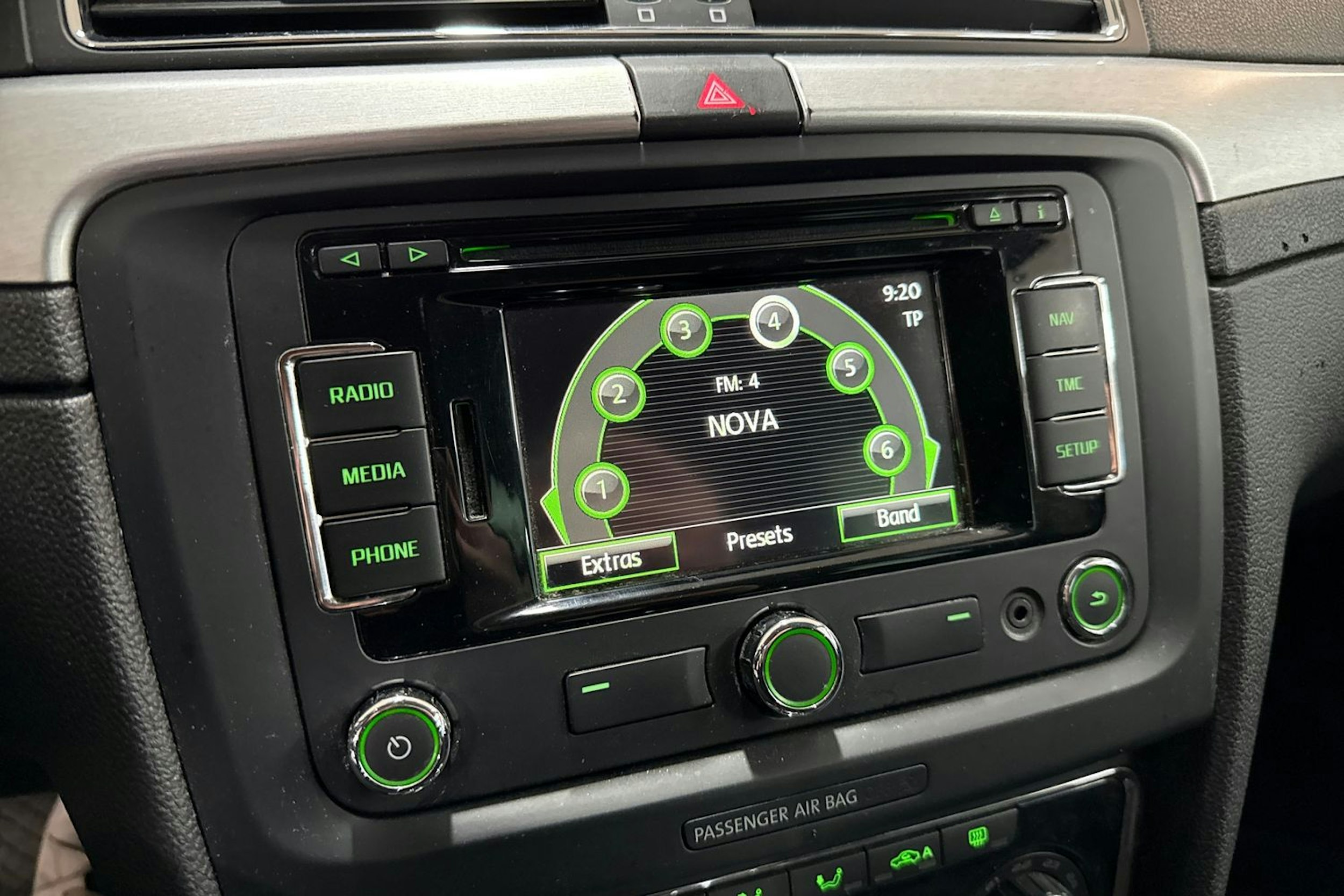 Valkoinen Skoda Superb 2014 kuva 19.