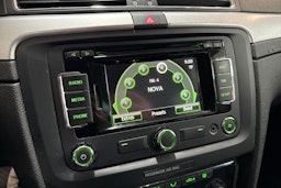 Valkoinen Skoda Superb 2014 kuva 19.
