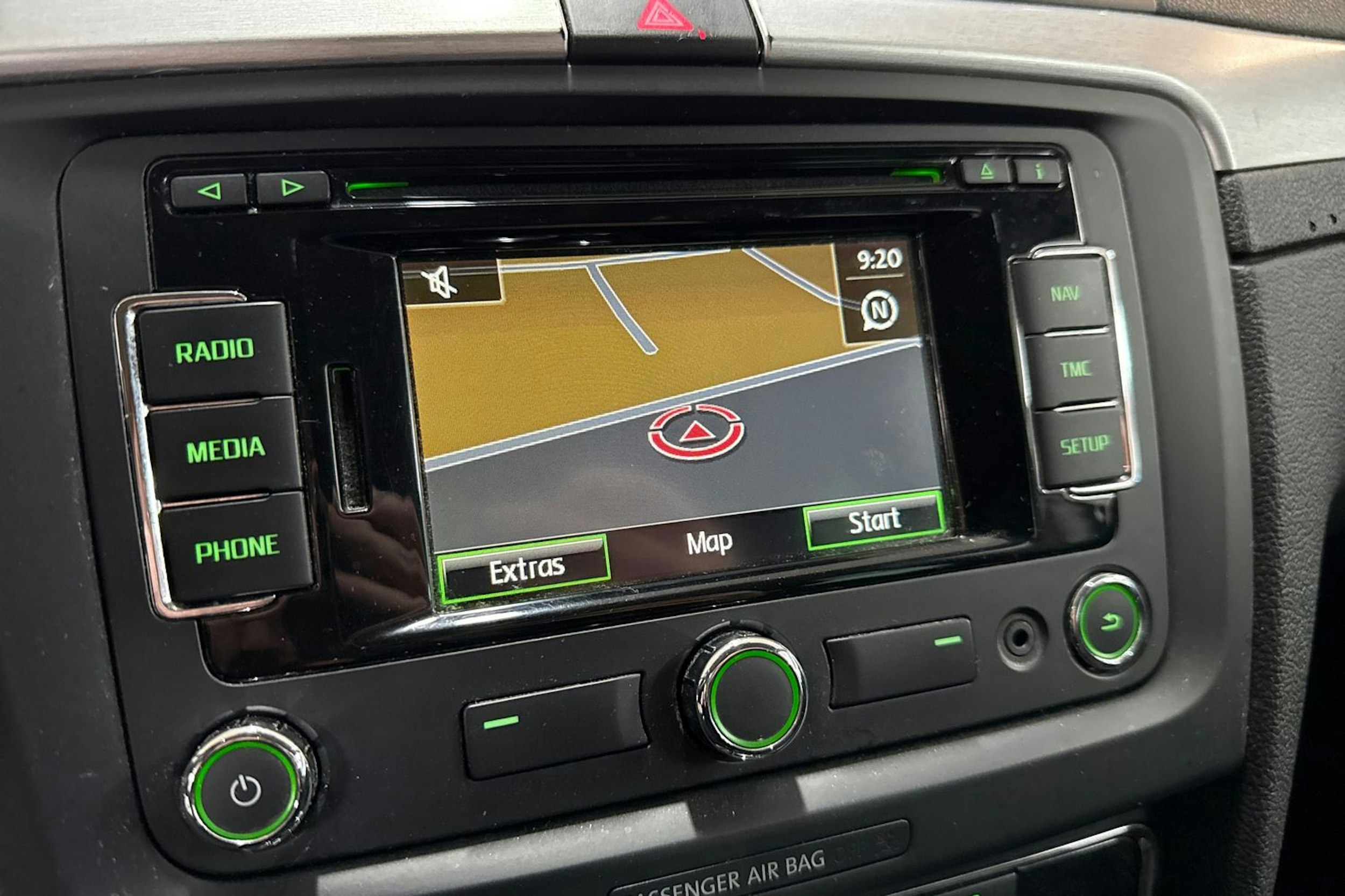Valkoinen Skoda Superb 2014 kuva 21.