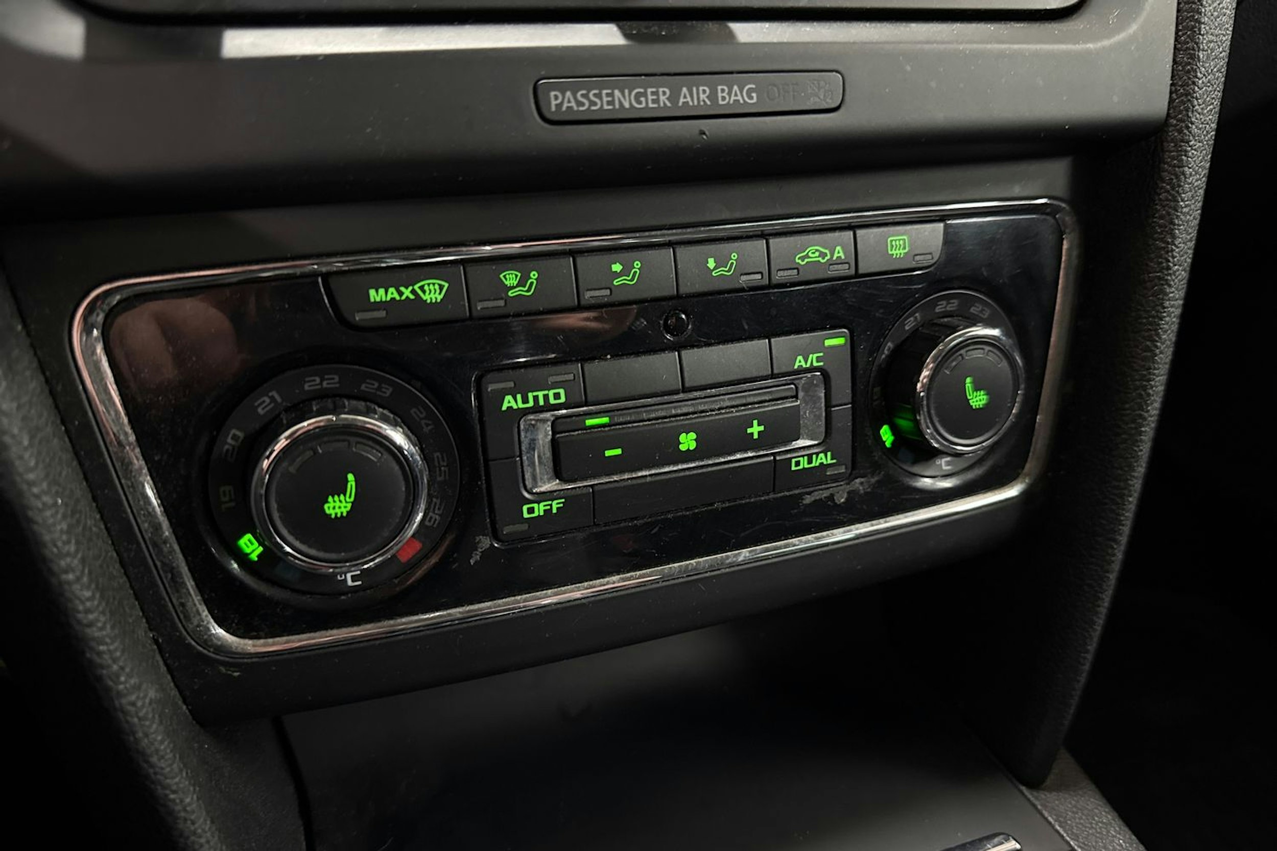 Valkoinen Skoda Superb 2014 kuva 22.