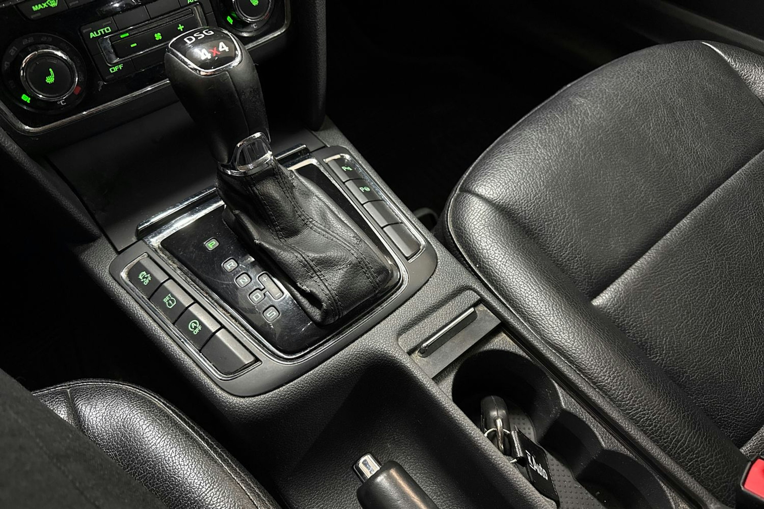 Valkoinen Skoda Superb 2014 kuva 23.