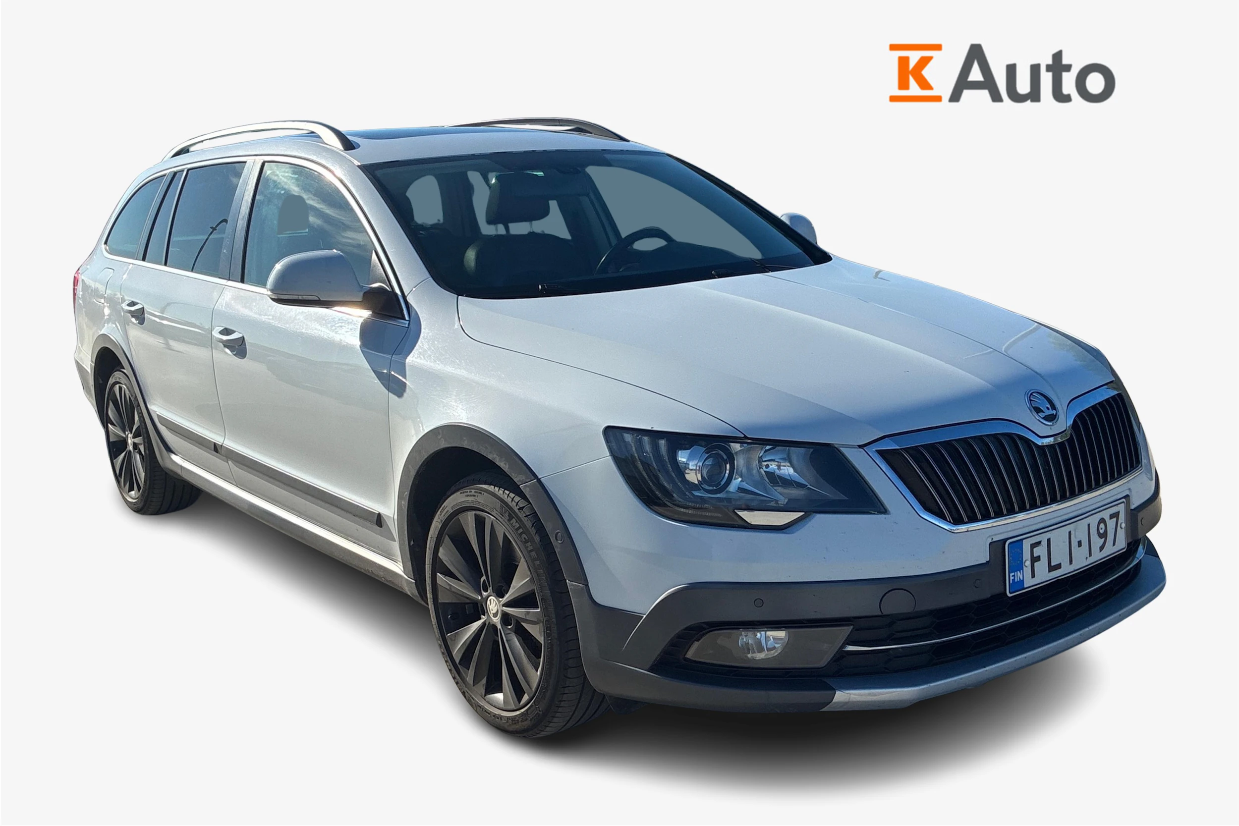 valkoinen Skoda Superb 2014 kuva 1.