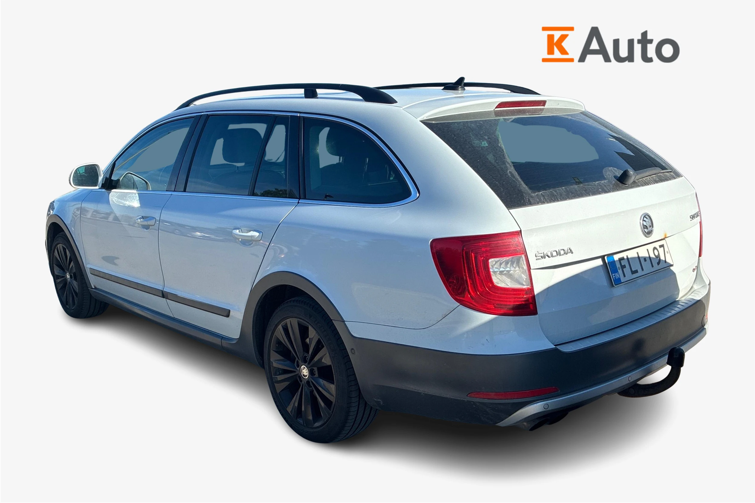 valkoinen Skoda Superb 2014 kuva 2.