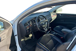 valkoinen Skoda Superb 2014 kuva 3.