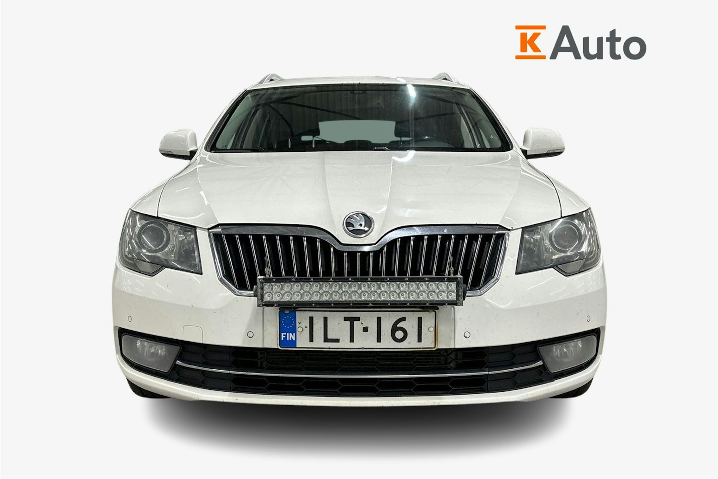 valkoinen Skoda Superb 2014 kuva 4.